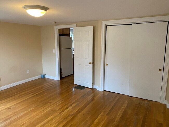 Building Photo - 84 Lake Rd