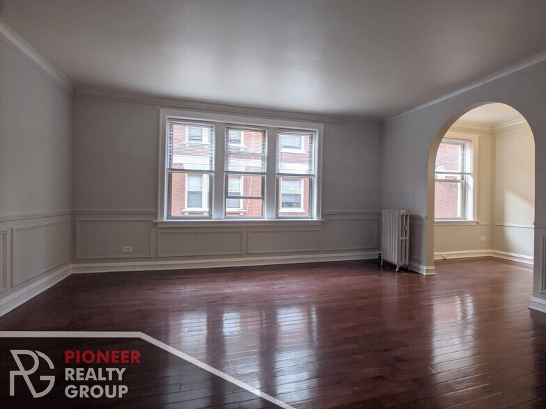 Building Photo - 546 W Surf St