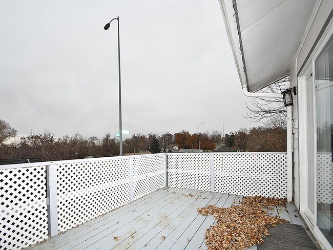 Building Photo - Spacious Living