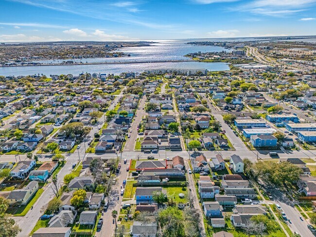 Building Photo - 1318 55th St