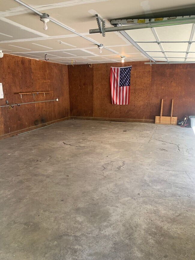 Building Photo - ****AVAILABLE AUGUST 2027**** Large 3 bed, 3 bath House with fenced yard