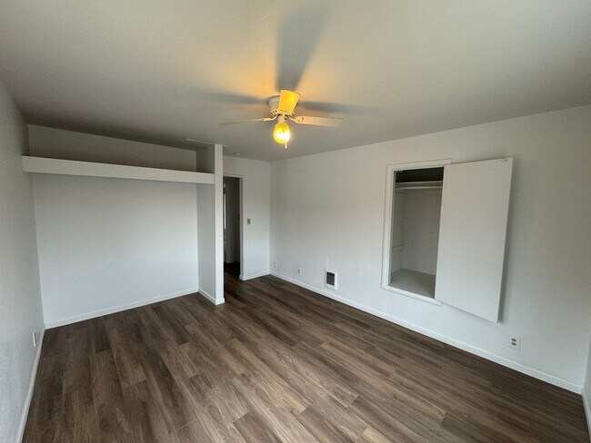 Building Photo - 220 S Elm St