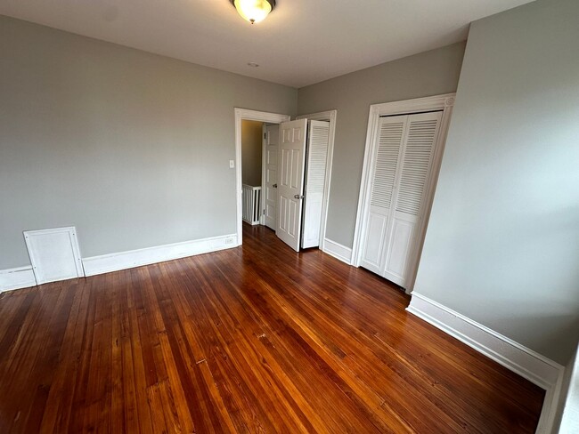 Building Photo - Experience comfort in three large, light-f...