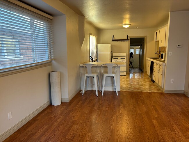 Building Photo - Salt Lake Cottage home 3 bed, 2 baths