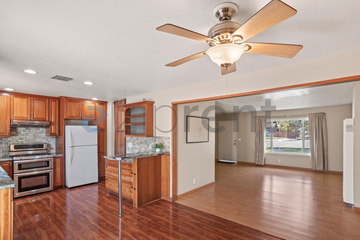Building Photo - 3298 Cropley Ave