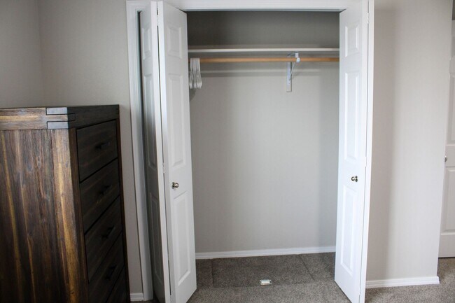 Building Photo - Executive Rental!