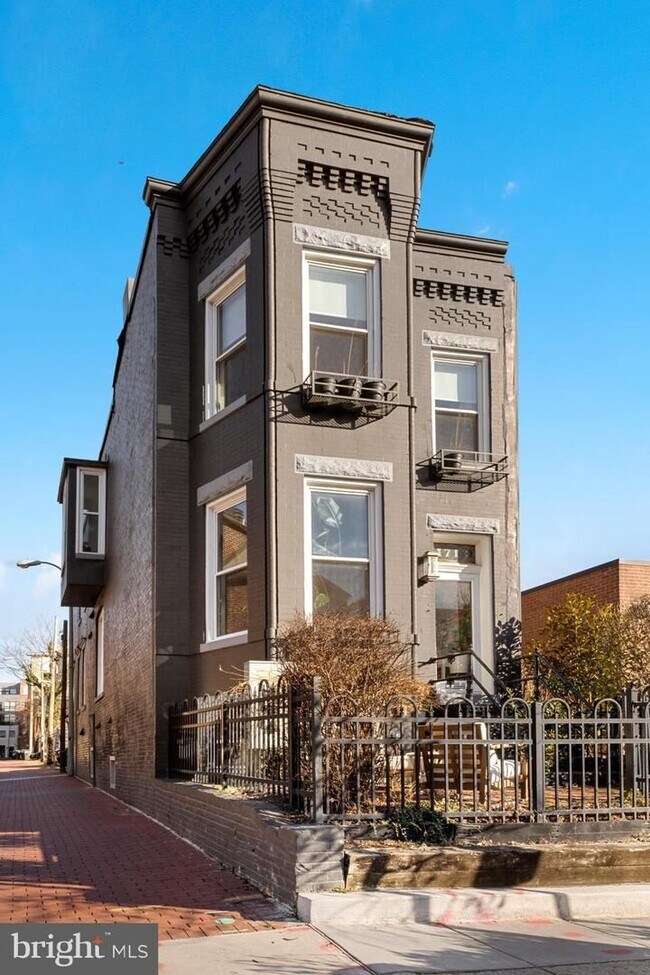Building Photo - Logan Circle Beauty with PARKING
