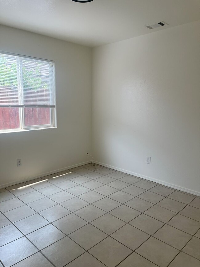 Building Photo - Spacious 4 Bedroom, 2 Bathroom Home | Avai...