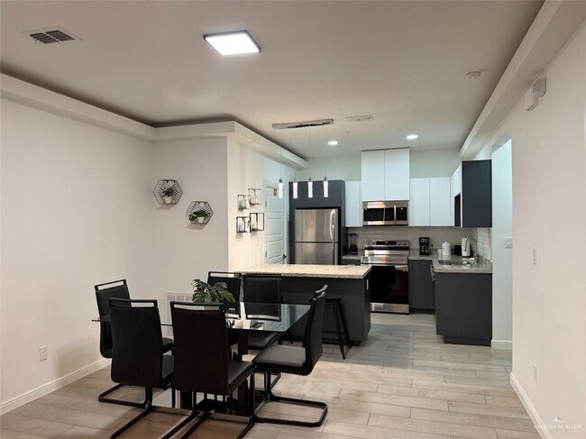 Building Photo - 7 Yuma Ave