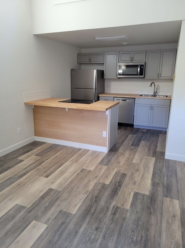 Building Photo - 1700 NE Wells Acres Rd