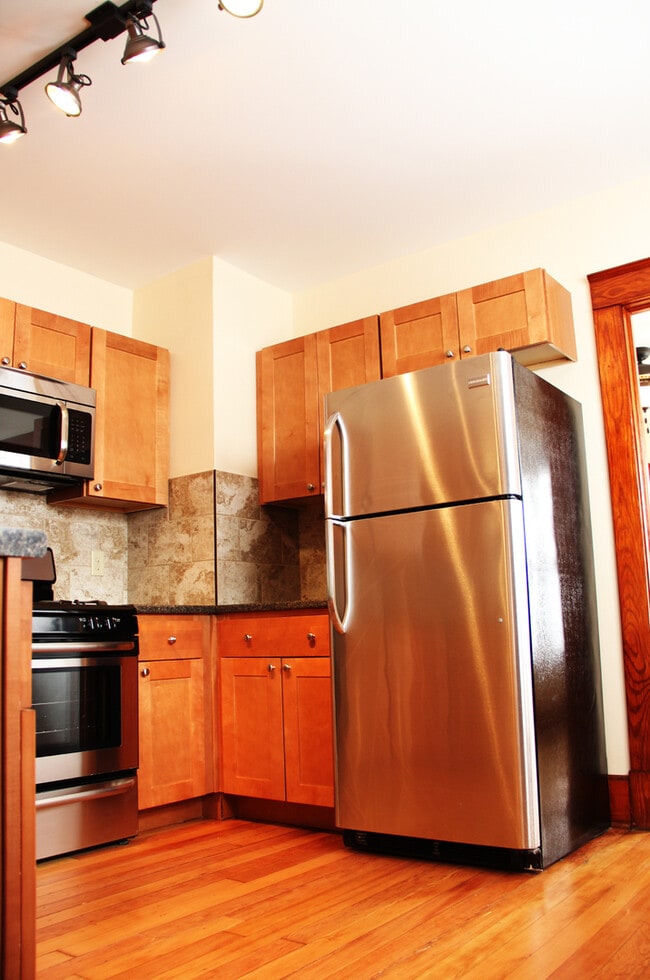 Building Photo - 20 Peru St