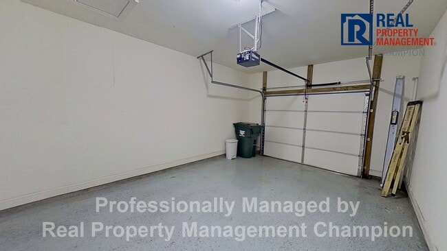 Building Photo - 3 BD/2.5 BA Townhouse w/Open Floorplan, Split Bedrooms and Garage