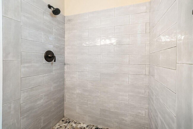 Building Photo - 5065 Horseshoe Cir N