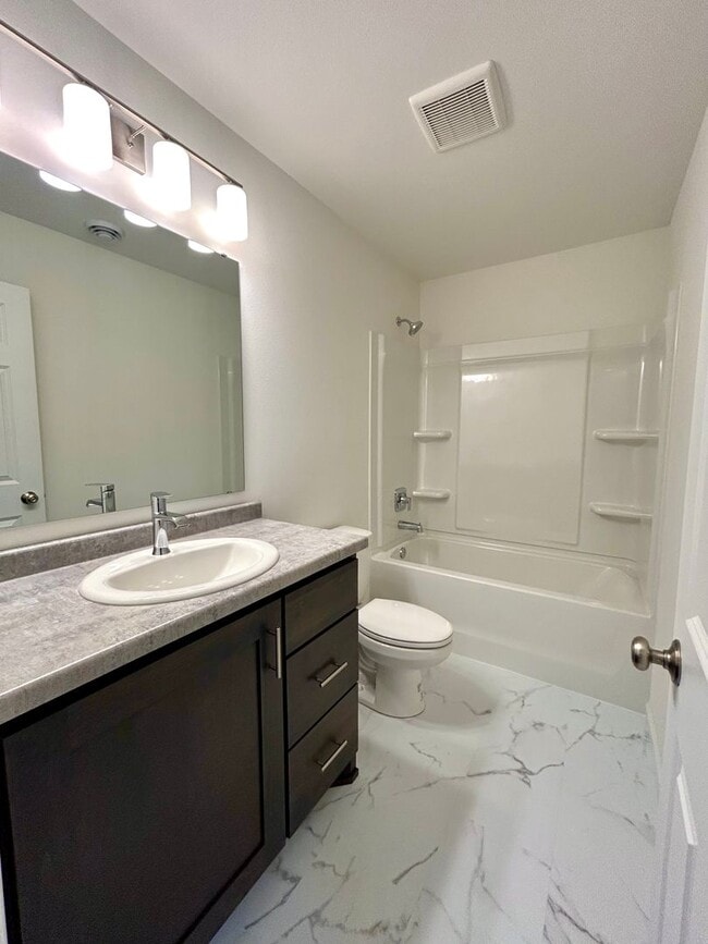 Building Photo - Spacious & Stylish 4-Bed Home with Modern Finishes and Attached 2-Stall Garage