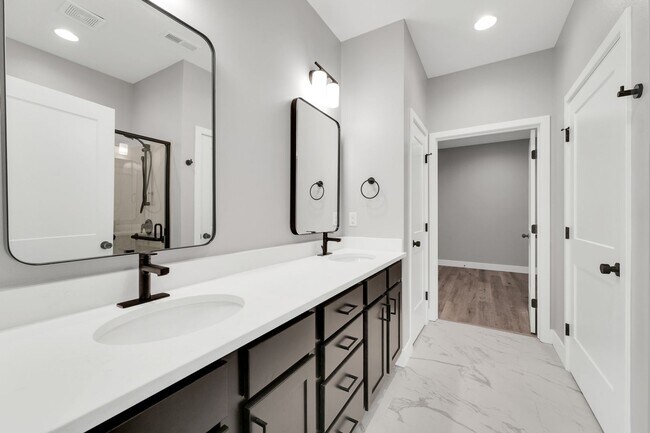 Building Photo - Hickory Village 55 Plus, LLC - 3700 E Cherry St Springfield, MO 65809