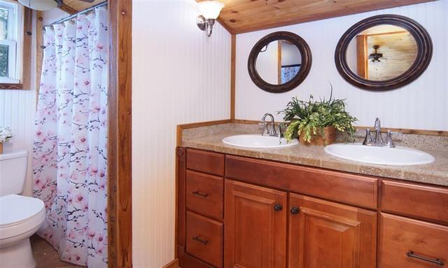 Building Photo - 504 Doe Ln