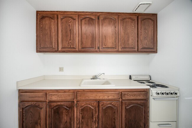 Building Photo - Spacious 4 Bedroom 3.5 Baths with Views!!