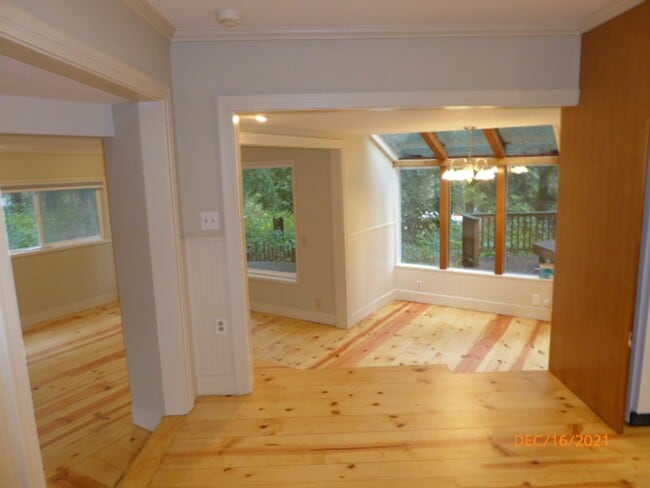Building Photo - Beautiful 3 Bed 1 Bath Single Family House...