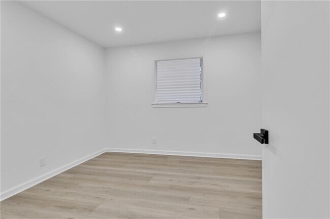 Building Photo - 3296 Columbia Woods Dr