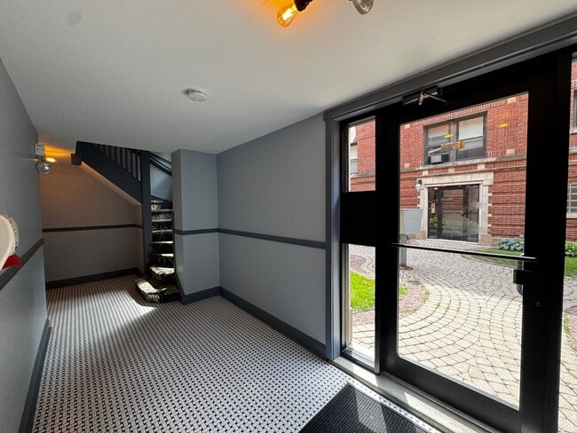 Building Photo - 1 Bedroom in Prime East Rogers Park Location Near Loyola Park & Beach!