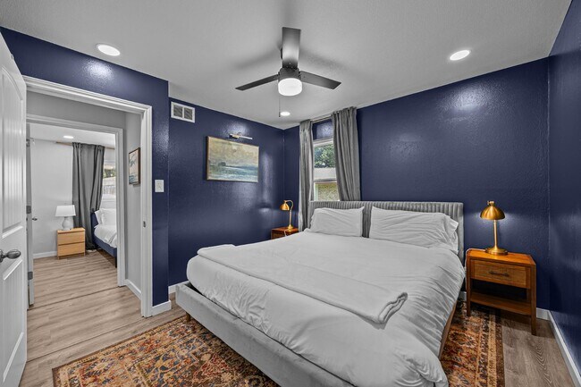 Building Photo - 2227 Greenbrier Dr