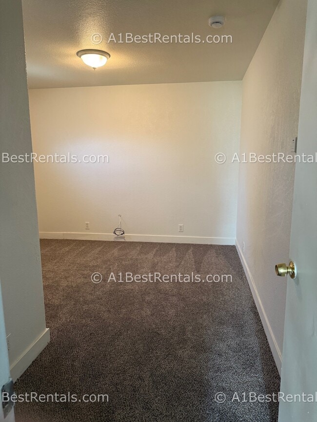 Building Photo - 1905 John St