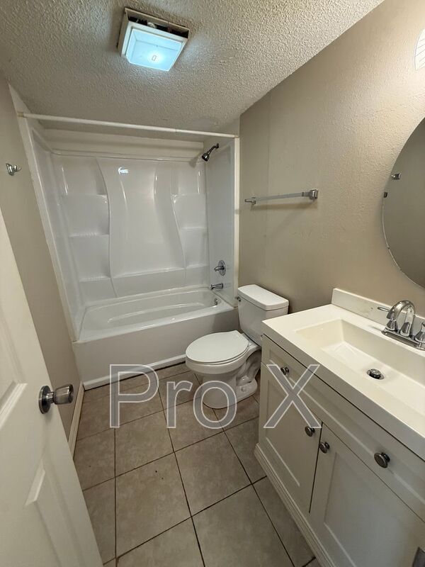 Building Photo - 1021 S St Louis Ave