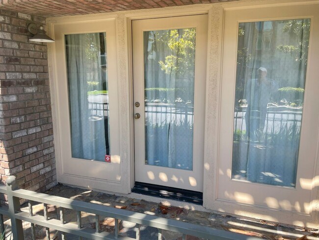 Building Photo - 3 Bed + 3.5 Bath + Bonus Room in Tustin Fi...