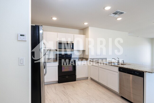 Building Photo - Newer Home in Eloy