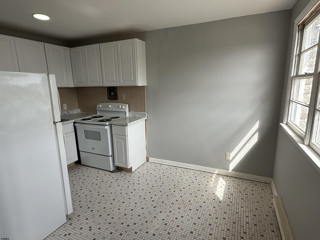 Building Photo - 1653 Beach Ave