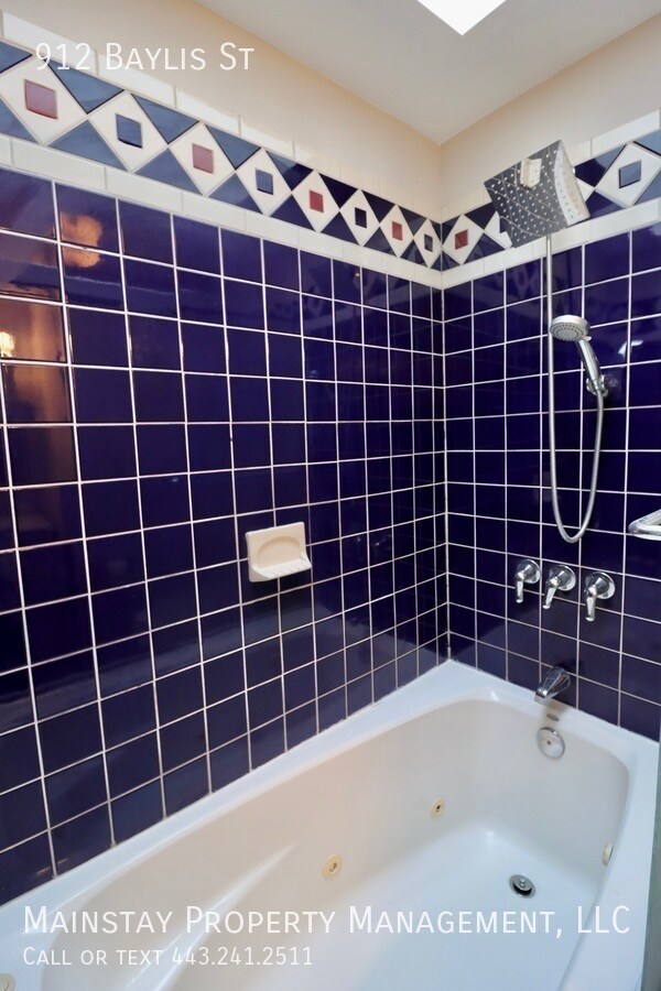 Building Photo - 2 Bedroom Rowhome w/ Rooftop Deck!