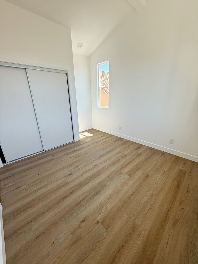 Building Photo - Gorgeous 1 Bed/1 Bath Upstairs unit, all n...