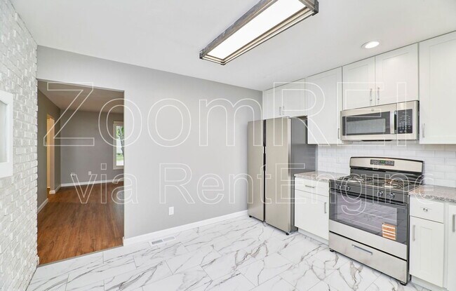 Building Photo - 2400 E Humes Ln