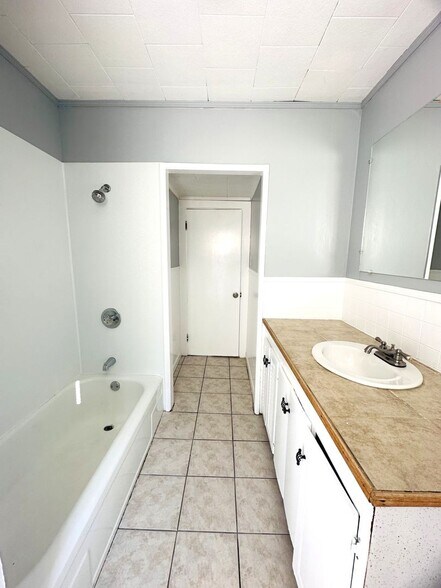 Building Photo - 2 Bernon St