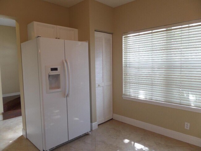 Building Photo - 9661 Santa Rosa Dr
