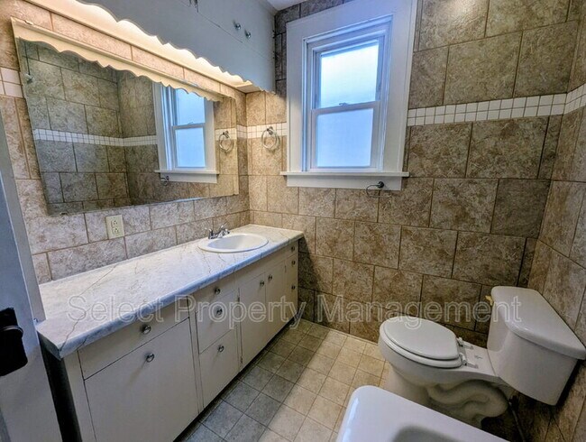 Building Photo - 822 Nuttman Ave