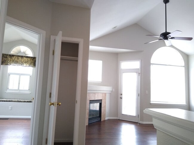 Building Photo - Stunning Highlands Ranch Townhome