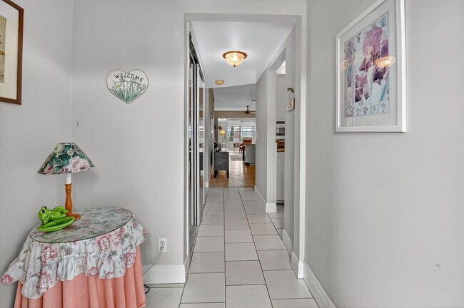 Building Photo - 2860 SW 22nd Ave