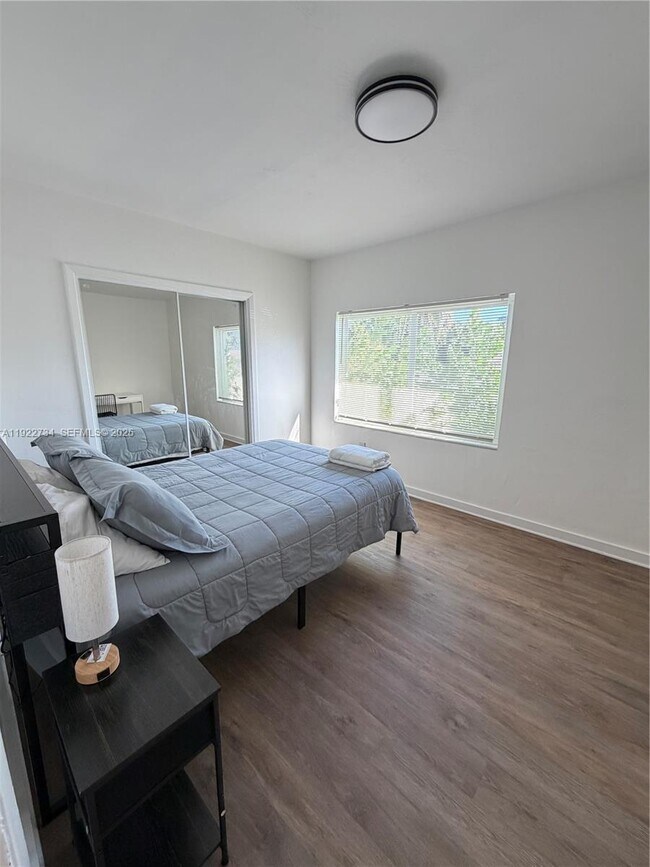 Building Photo - 1215 NE 109th St