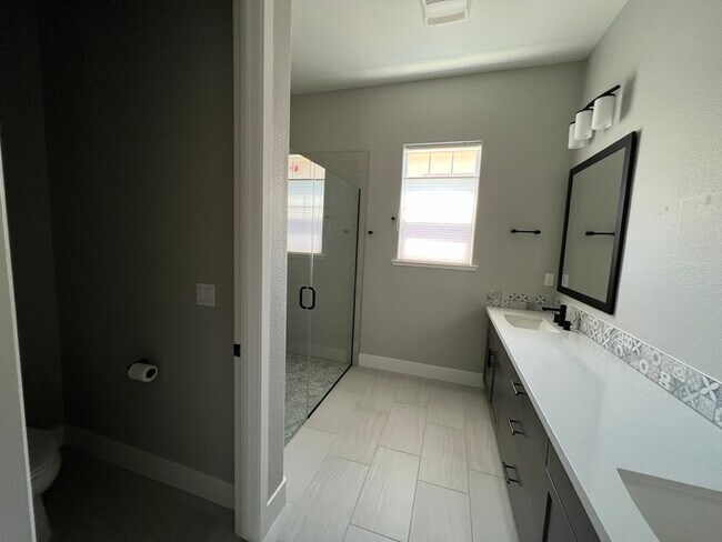 Building Photo - 3005 Shasta Wy