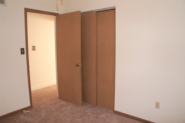 Building Photo - 1420 Royal Oak Ct