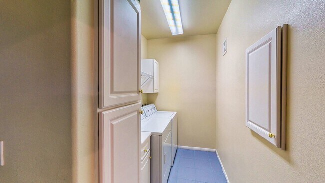 Building Photo - Experience Las Vegas in style and comfort with this beautiful first-floor 3-bedroom condo