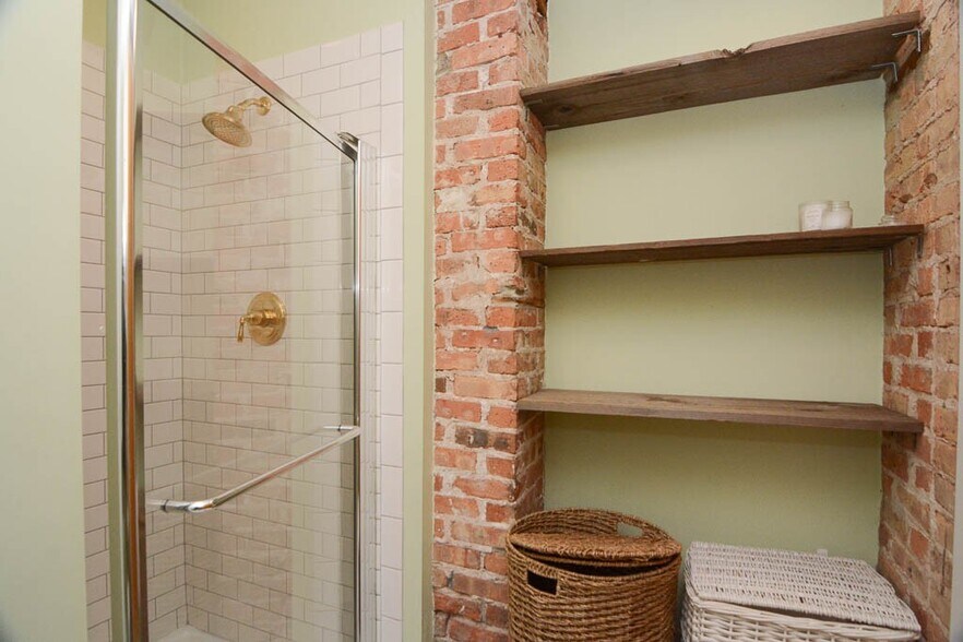 Building Photo - 1726 W Erie St