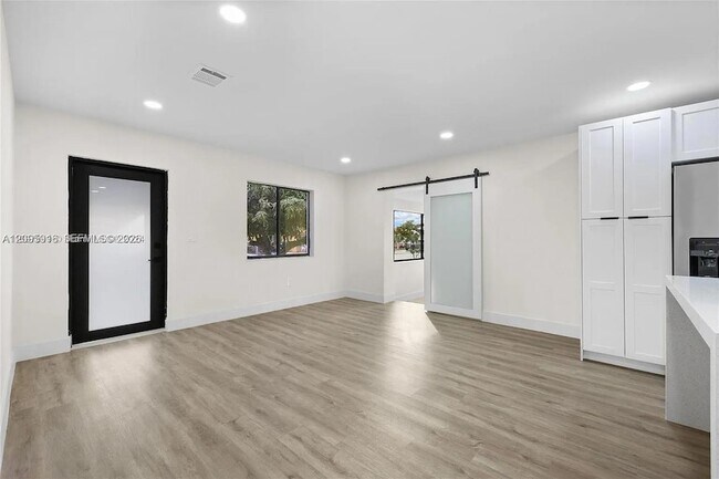 Building Photo - 331 W 40th Pl