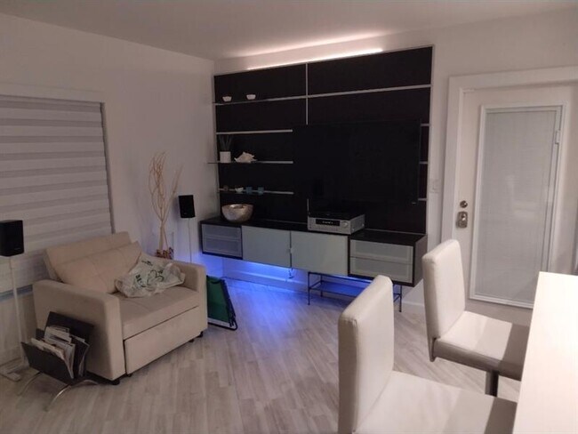 Building Photo - 2811 NE 51st St