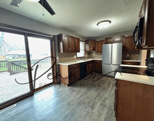 Building Photo - 302 SE Brentwood Dr