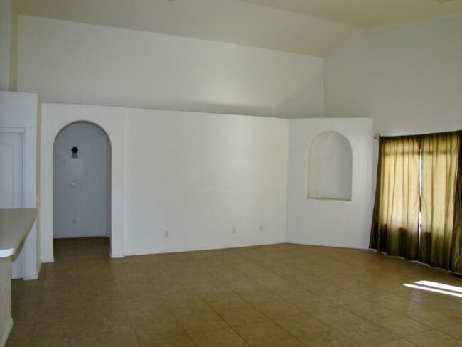 Building Photo - 3BR/2BA, 3-car garage, 1854 sq.ft. home in Remington Park, Sierra Vista, AZ