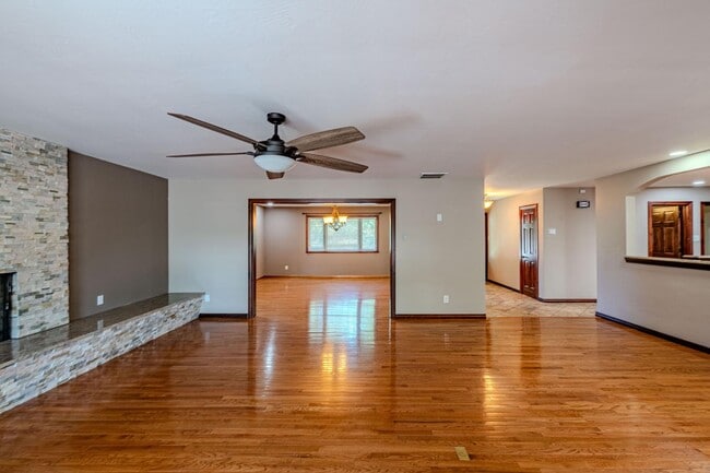 Building Photo - 1518 Wellesley Dr NE