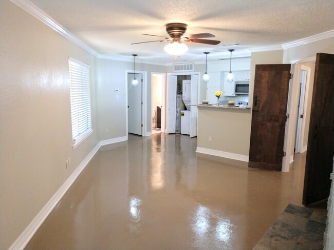 Building Photo - $1495 – 2 Bed / 1 Bath Condominium in cent...