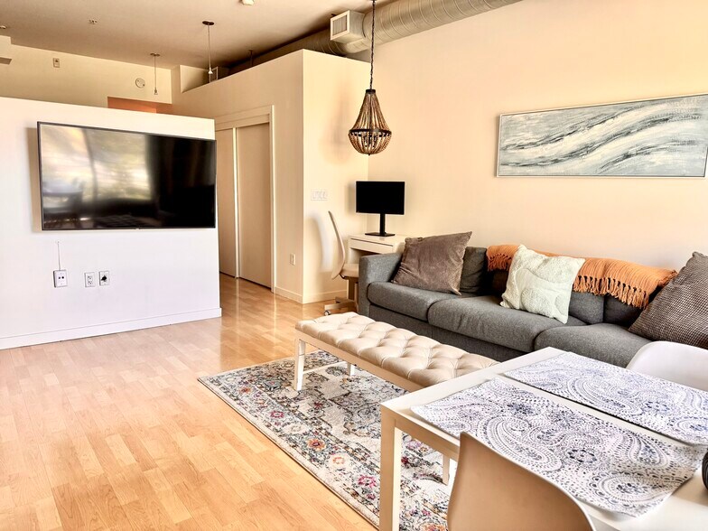 Building Photo - 889 Date St